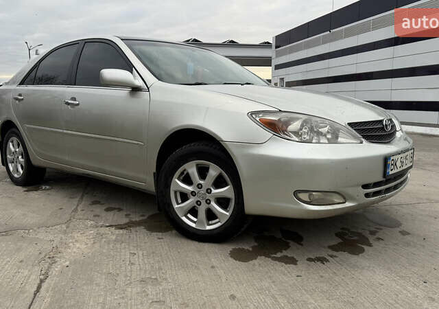 Серый Тойота Камри, объемом двигателя 2.4 л и пробегом 420 тыс. км за 6200 $, фото 1 на Automoto.ua