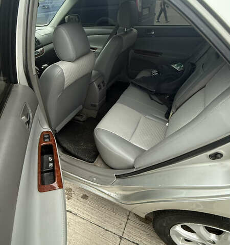 Серый Тойота Камри, объемом двигателя 2.4 л и пробегом 420 тыс. км за 6200 $, фото 8 на Automoto.ua