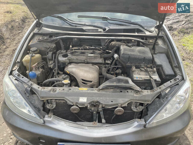 Серый Тойота Камри, объемом двигателя 2.4 л и пробегом 303 тыс. км за 5000 $, фото 4 на Automoto.ua