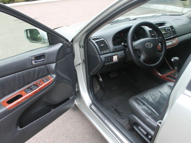 Серый Тойота Камри, объемом двигателя 2.4 л и пробегом 375 тыс. км за 5550 $, фото 11 на Automoto.ua