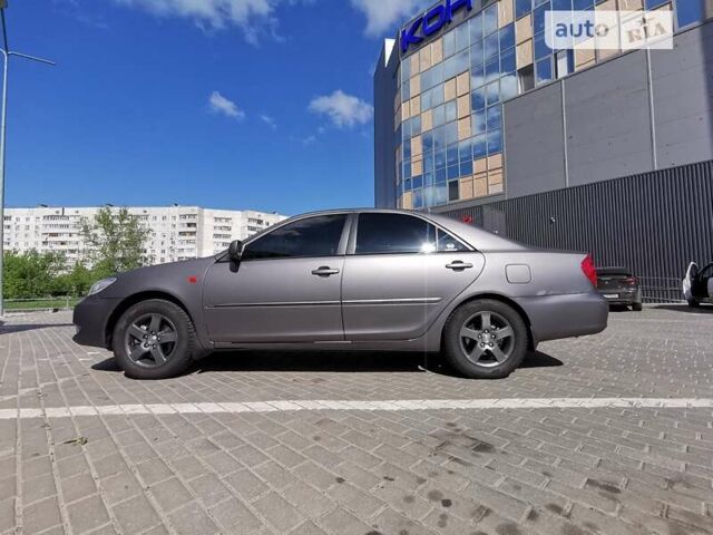 Серый Тойота Камри, объемом двигателя 3 л и пробегом 406 тыс. км за 5500 $, фото 1 на Automoto.ua