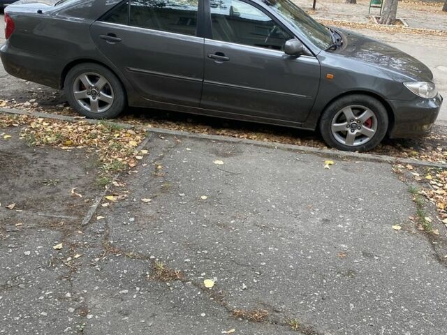 Серый Тойота Камри, объемом двигателя 2.4 л и пробегом 370 тыс. км за 4800 $, фото 2 на Automoto.ua