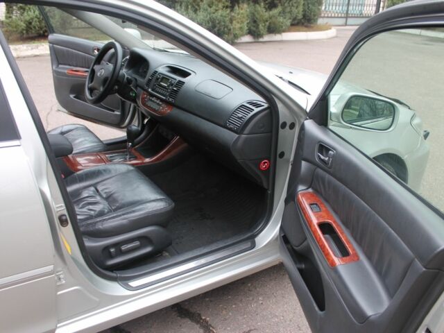 Серый Тойота Камри, объемом двигателя 2.4 л и пробегом 375 тыс. км за 5550 $, фото 14 на Automoto.ua