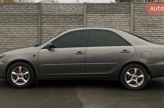 Серый Тойота Камри, объемом двигателя 2.4 л и пробегом 270 тыс. км за 5600 $, фото 4 на Automoto.ua