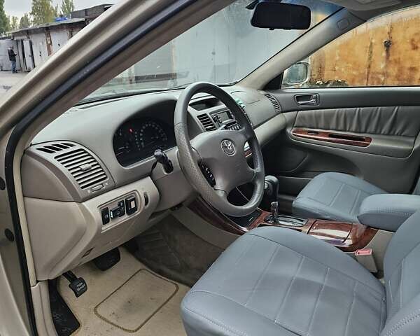 Серый Тойота Камри, объемом двигателя 3 л и пробегом 330 тыс. км за 3100 $, фото 16 на Automoto.ua