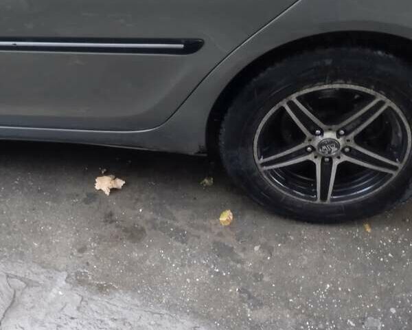 Серый Тойота Камри, объемом двигателя 2.4 л и пробегом 250 тыс. км за 4500 $, фото 7 на Automoto.ua