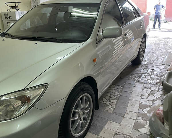 Серый Тойота Камри, объемом двигателя 2.4 л и пробегом 400 тыс. км за 5300 $, фото 1 на Automoto.ua