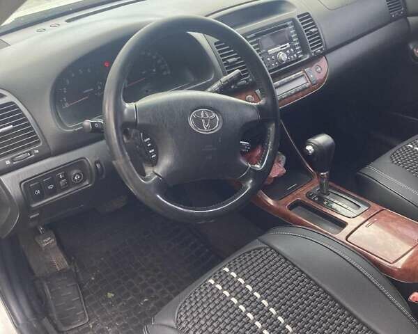 Сірий Тойота Камрі, об'ємом двигуна 2.4 л та пробігом 300 тис. км за 5400 $, фото 3 на Automoto.ua