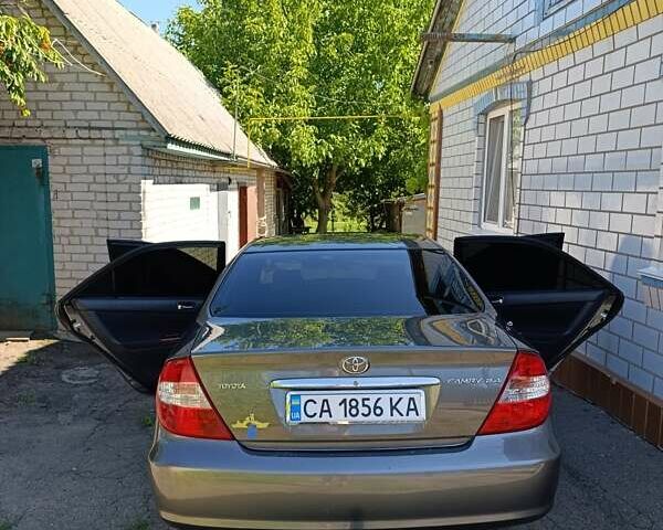 Сірий Тойота Камрі, об'ємом двигуна 2.4 л та пробігом 391 тис. км за 5100 $, фото 24 на Automoto.ua