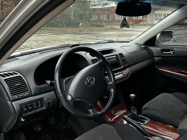 Сірий Тойота Камрі, об'ємом двигуна 2.4 л та пробігом 302 тис. км за 5800 $, фото 7 на Automoto.ua