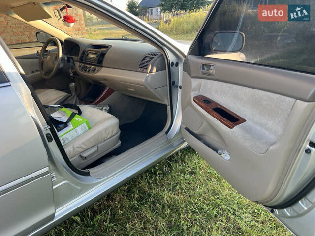 Серый Тойота Камри, объемом двигателя 2.4 л и пробегом 300 тыс. км за 4000 $, фото 7 на Automoto.ua