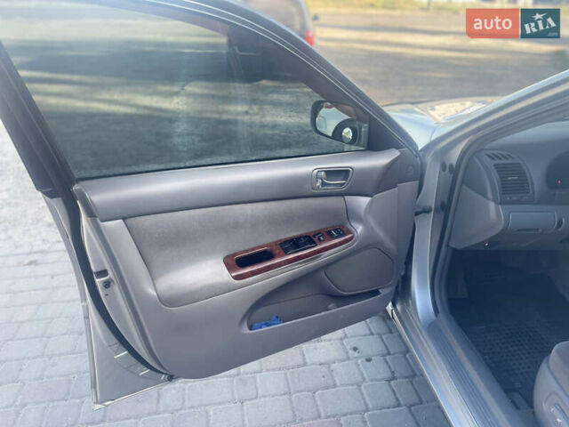 Серый Тойота Камри, объемом двигателя 2.4 л и пробегом 469 тыс. км за 6200 $, фото 12 на Automoto.ua