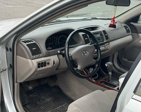 Серый Тойота Камри, объемом двигателя 2.4 л и пробегом 229 тыс. км за 3800 $, фото 5 на Automoto.ua