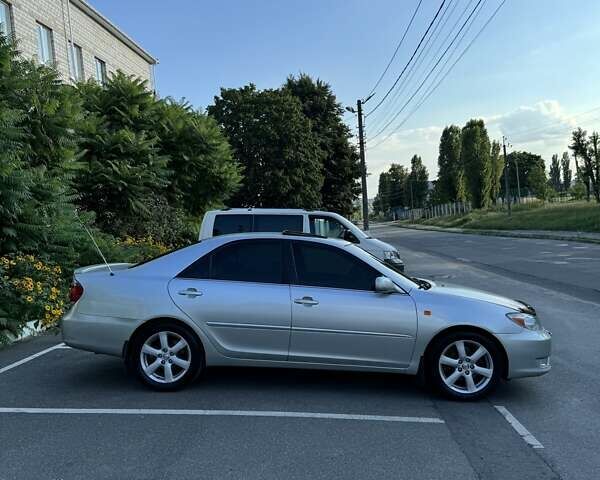 Серый Тойота Камри, объемом двигателя 2.36 л и пробегом 350 тыс. км за 6500 $, фото 3 на Automoto.ua