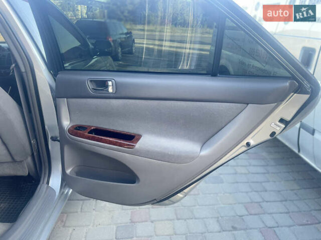 Серый Тойота Камри, объемом двигателя 2.4 л и пробегом 469 тыс. км за 6200 $, фото 21 на Automoto.ua