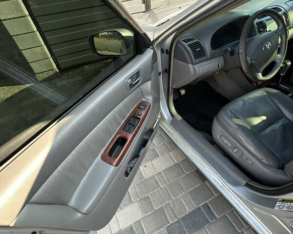 Серый Тойота Камри, объемом двигателя 3 л и пробегом 360 тыс. км за 4900 $, фото 2 на Automoto.ua