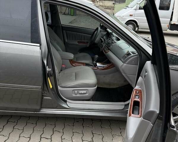 Сірий Тойота Камрі, об'ємом двигуна 3 л та пробігом 361 тис. км за 5500 $, фото 1 на Automoto.ua
