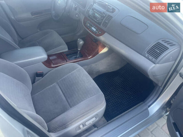 Серый Тойота Камри, объемом двигателя 2.4 л и пробегом 469 тыс. км за 6200 $, фото 24 на Automoto.ua