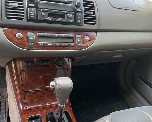 Сірий Тойота Камрі, об'ємом двигуна 3 л та пробігом 223 тис. км за 4400 $, фото 5 на Automoto.ua