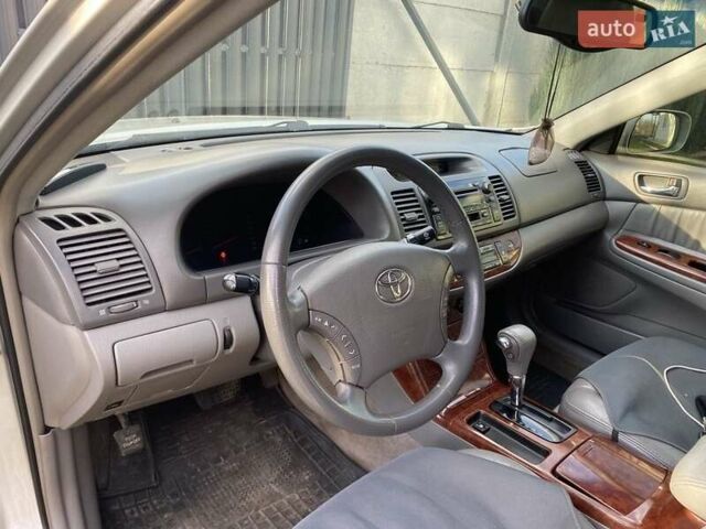 Сірий Тойота Камрі, об'ємом двигуна 3 л та пробігом 223 тис. км за 4400 $, фото 4 на Automoto.ua