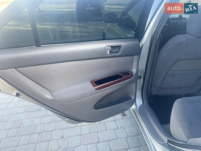 Серый Тойота Камри, объемом двигателя 2.4 л и пробегом 469 тыс. км за 6200 $, фото 18 на Automoto.ua