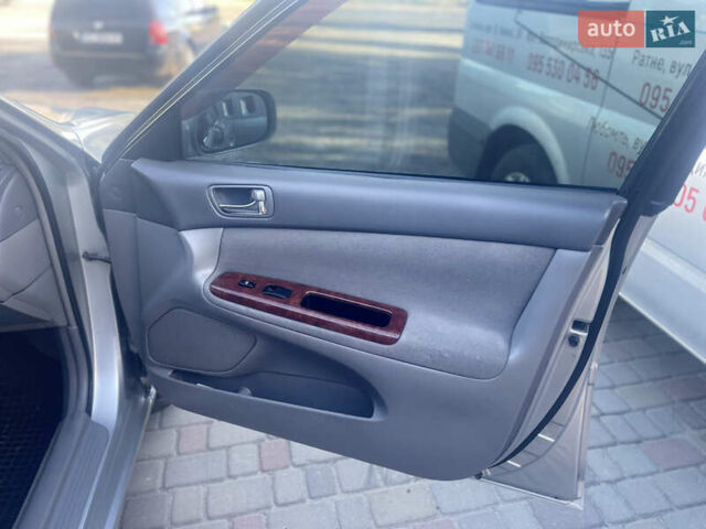 Серый Тойота Камри, объемом двигателя 2.4 л и пробегом 469 тыс. км за 6200 $, фото 23 на Automoto.ua
