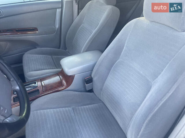 Серый Тойота Камри, объемом двигателя 2.4 л и пробегом 469 тыс. км за 6200 $, фото 16 на Automoto.ua