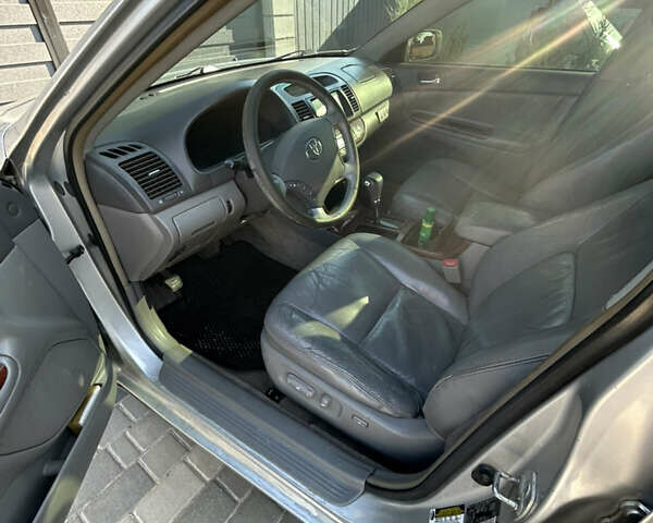 Серый Тойота Камри, объемом двигателя 3 л и пробегом 360 тыс. км за 4900 $, фото 1 на Automoto.ua