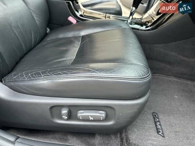 Серый Тойота Камри, объемом двигателя 2.36 л и пробегом 257 тыс. км за 8300 $, фото 63 на Automoto.ua