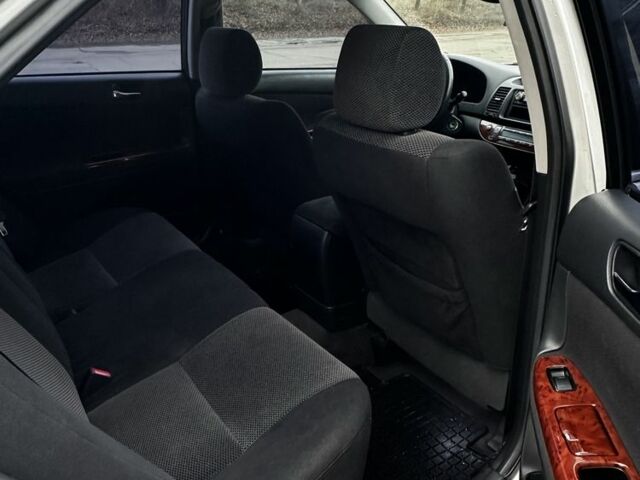 Сірий Тойота Камрі, об'ємом двигуна 2.4 л та пробігом 302 тис. км за 5800 $, фото 9 на Automoto.ua