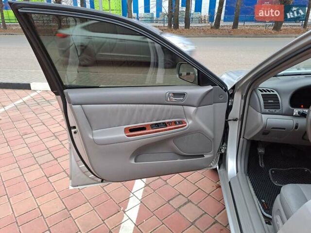 Серый Тойота Камри, объемом двигателя 2.4 л и пробегом 245 тыс. км за 7500 $, фото 10 на Automoto.ua