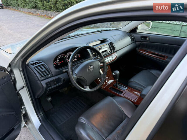 Серый Тойота Камри, объемом двигателя 2.4 л и пробегом 42 тыс. км за 10900 $, фото 79 на Automoto.ua