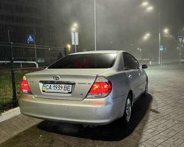 Серый Тойота Камри, объемом двигателя 3 л и пробегом 240 тыс. км за 7200 $, фото 2 на Automoto.ua