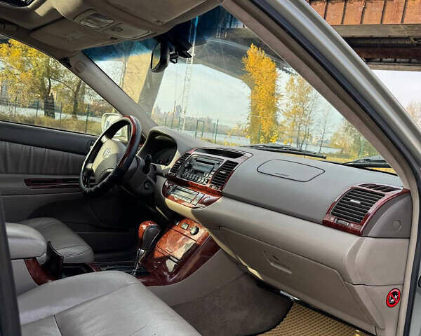 Сірий Тойота Камрі, об'ємом двигуна 2.4 л та пробігом 333 тис. км за 5500 $, фото 6 на Automoto.ua