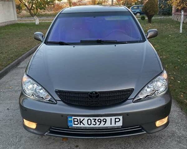 Серый Тойота Камри, объемом двигателя 3 л и пробегом 420 тыс. км за 5800 $, фото 1 на Automoto.ua