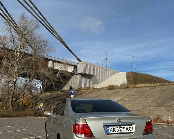 Сірий Тойота Камрі, об'ємом двигуна 2.4 л та пробігом 333 тис. км за 5500 $, фото 1 на Automoto.ua