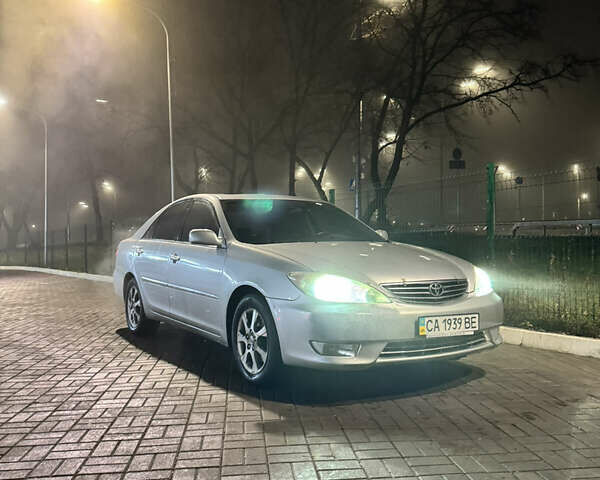 Серый Тойота Камри, объемом двигателя 3 л и пробегом 240 тыс. км за 7200 $, фото 1 на Automoto.ua