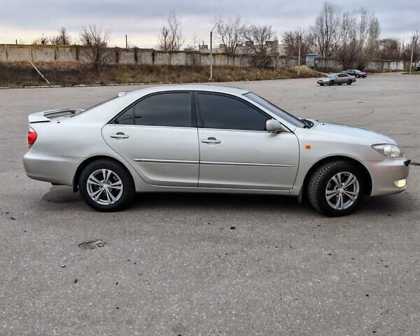 Сірий Тойота Камрі, об'ємом двигуна 3 л та пробігом 317 тис. км за 7700 $, фото 1 на Automoto.ua