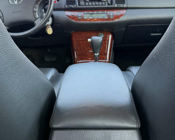 Серый Тойота Камри, объемом двигателя 2.4 л и пробегом 42 тыс. км за 10900 $, фото 100 на Automoto.ua