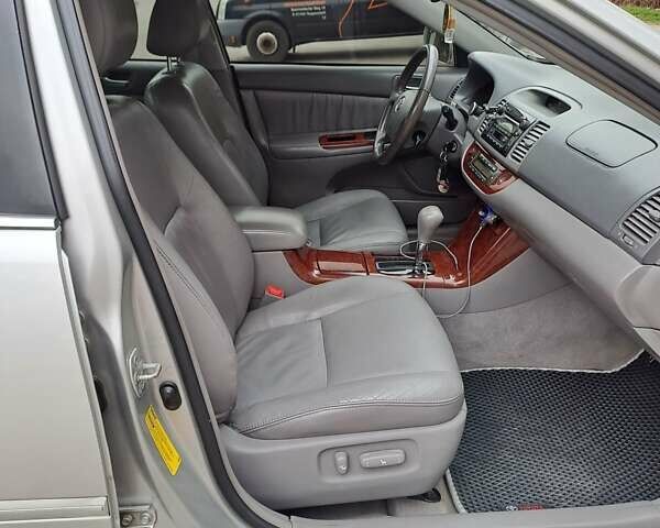 Серый Тойота Камри, объемом двигателя 2.4 л и пробегом 245 тыс. км за 7500 $, фото 4 на Automoto.ua