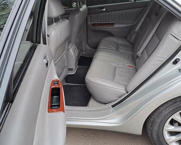 Серый Тойота Камри, объемом двигателя 2.4 л и пробегом 245 тыс. км за 7500 $, фото 5 на Automoto.ua