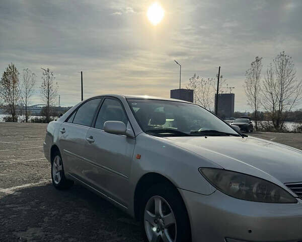 Сірий Тойота Камрі, об'ємом двигуна 2.4 л та пробігом 333 тис. км за 5500 $, фото 4 на Automoto.ua