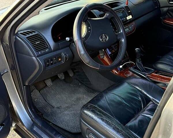 Серый Тойота Камри, объемом двигателя 2.4 л и пробегом 302 тыс. км за 4999 $, фото 2 на Automoto.ua