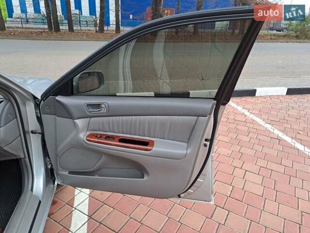 Серый Тойота Камри, объемом двигателя 2.4 л и пробегом 245 тыс. км за 7500 $, фото 11 на Automoto.ua