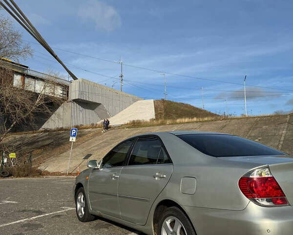 Сірий Тойота Камрі, об'ємом двигуна 2.4 л та пробігом 333 тис. км за 5500 $, фото 2 на Automoto.ua