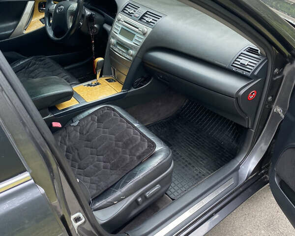 Сірий Тойота Камрі, об'ємом двигуна 3.5 л та пробігом 231 тис. км за 8000 $, фото 13 на Automoto.ua