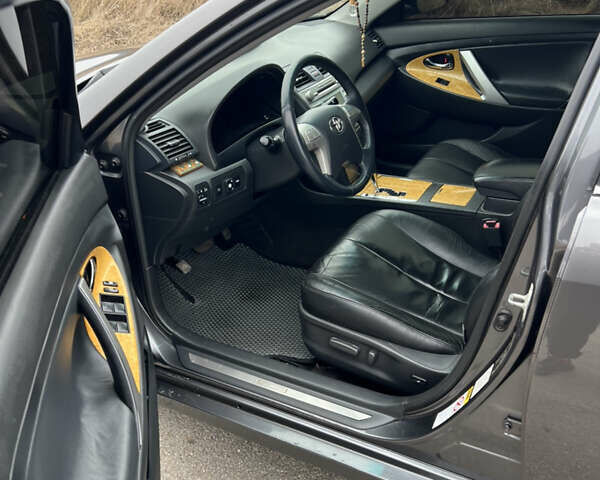 Серый Тойота Камри, объемом двигателя 2.36 л и пробегом 230 тыс. км за 9200 $, фото 9 на Automoto.ua