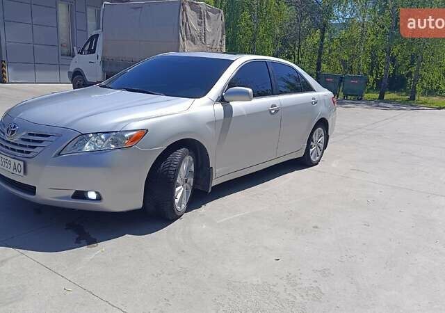 Сірий Тойота Камрі, об'ємом двигуна 3.5 л та пробігом 323 тис. км за 8000 $, фото 1 на Automoto.ua