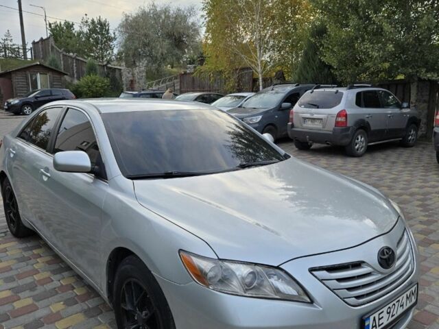 Серый Тойота Камри, объемом двигателя 2.4 л и пробегом 217 тыс. км за 7500 $, фото 2 на Automoto.ua