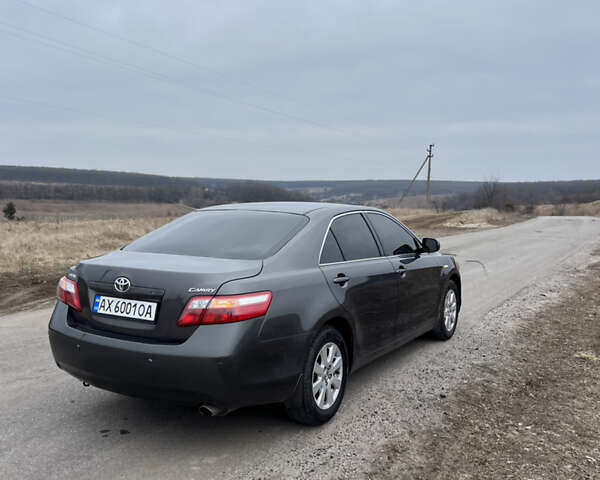 Серый Тойота Камри, объемом двигателя 2.36 л и пробегом 230 тыс. км за 9200 $, фото 7 на Automoto.ua